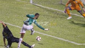 El delantero del Marathón, Yustin Arboleda, remata ante la mirada del portero del Comunicaciones, José Calderón. Foto Neptalí Romero