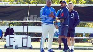 El exdelantero Andy Herron visitó el entreno de Honduras en Fort Myers y lanzó dardos al técnico de Costa Rica Óscar Ramírez. Fotos Neptalí Romero