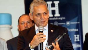 Reinaldo Rueda recibió un presente de parte de Fenafuth.