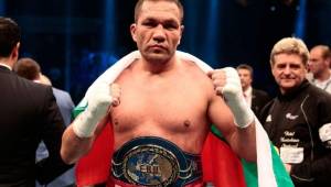 El boxeador búlgaro Kubrat Pulev se ha visto en problemas tras besar en la boca a la periodista estadounidense Jenny Sushe.