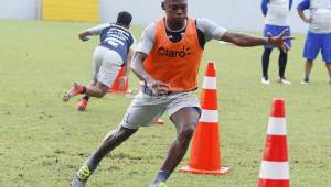 El delantero de Lobos UPN, César Guillén, en los entrenamientos de la Selección de Honduras que se prepara para la Copa Oro. Fotos Neptalí Romero