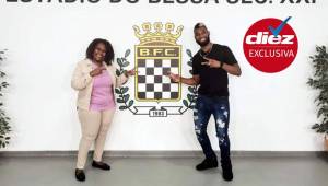 El delantero hondureño Jorge Benguché junto a su madre el día de la presentación con el Boavista de Portugal.