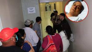 Parte de la familia de Chelato Uclés esperan a la puerta para ingresar a verlo. Foto: Ronal Aceituno.