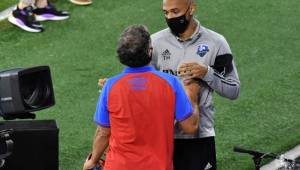 Thierry Henry y Pedro Troglio compartieron palabras al término del partido. Foto: Cortesía Club Olimpia.