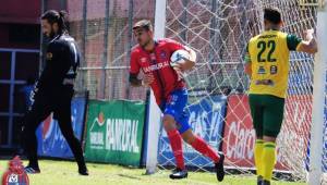 El delantero argentino, Ramiro Rocca, llevando la pelota al centro del campo este domingo en un autogol del Gustatoya. Desde hoy es ya jugador del Real España.