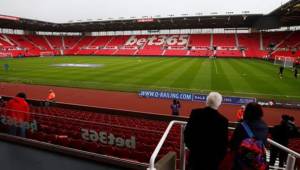 El partido en el Bet365 Stadium se retrasó una hora por apagón eléctrico.