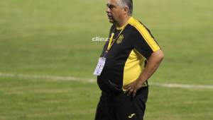 El técnico Ramiro Martínez expresó su inconformidad con el rendimiento del Real España en el primer tiempo contra Motagua. Foto Ronald Aceituno