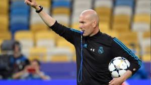 Zinedine Zidane dirigiendo este viernes su última práctica en el Olímpico de Kiev.