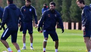 Arda Turan luce feliz y motivado en su nuevo club; Basaksehir de Estambul.