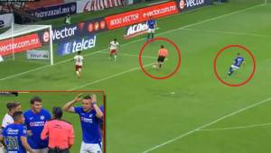 El árbitro Óscar Macías interfirió accidentalmente en una clara jugada de gol de Cruz Azul.