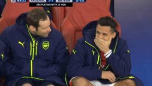 Alexis Sánchez junto a Petr Cech en el banquillo del Arsenal.