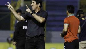 El entrenador Héctor Vargas le dio protagonismo a su asistente, Jorge Pineda, quien aparece de espalda en el clásico ante Real España. Foto Neptalí Romero