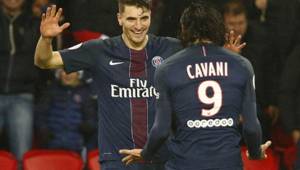 Thomas Meunier celebrando con Edinson Cavani en el PSG.