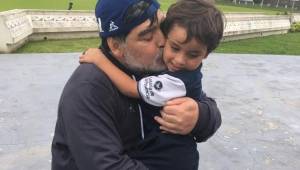 Diego Maradona con uno de los pequeños de la familia de Pedro Troglio.
