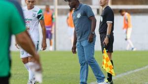 El entrenador del Platense, Antony Torres, durante el encuentro de este domingo frente a Real Sociedad que igualaron 1-1. Foto Neptalí Romero