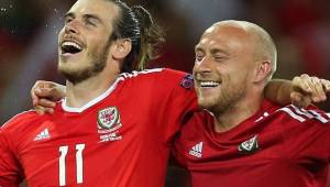 Gareth Bale junto a David Cotterill celebrando con la selección galesa.