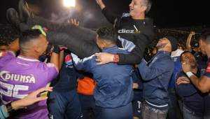 Diego Vázquez es cargado en hombros por sus jugadores tras ganarle la final al Olimpia. Foto Neptalí Romero