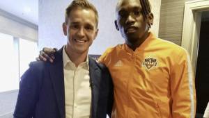 El delantero Alberth Elis junto al exjugador del Houston Dynamo Stuard Holden quien fue seleccionado de Estados Unidos y mundialista en Sudáfrica 2010.