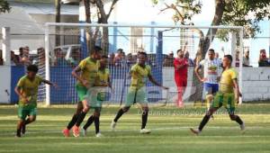 Shannon Welcome celebra el gol del triunfo ante el Victoria.