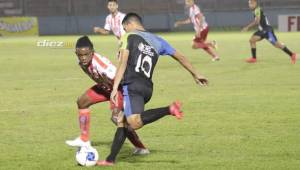 Quaye marcando a Jessé Moncada del Real de Minas. Foto: Edgar Witty.