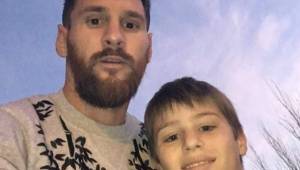 Messi junto a Felipez, el aficionado que se coló en su cumpleaños.
