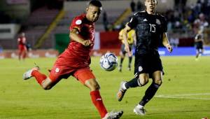 El delantero de Panamá, Gabriel Torres, se quita la marca del mexicano Héctor Moreno durante el partido de la Nations League. Foto cortesía