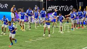 La Selección de Honduras durante el reconocimiento de la cancha del estadio Mercedes Benz Stadium donde este sábado enfrentará a México en amistoso.