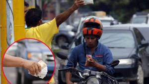 Los revendedores del mercado negro tienen acaparada una gran cantidad de boletos para el partido entre Honduras y Australia. Fotos Delmer Martínez