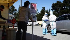 Médicos en Nueva York hacen pruebas en las residencias de los norteamericanos para detectar los casos de coronavirus que se han disparado en EUA. Fotos AFP