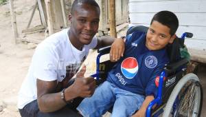 El delantero y goleador del Motagua, Rubilio Castillo, junto a Carlitos quien no cabía de la felicidad al conocer a su ídolo. Fotos Ronal Aceituno