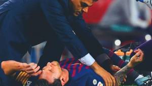Lionel Messi ha quedado tendido en el Camp Nou presentando síntomas de mucho dolor.