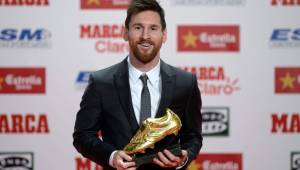 Leo Messi con su cuarta Bota de Oro que lo cataloga como el máximo goleador europeo de la pasada temporada donde marcó 37 goles. Foto AFP