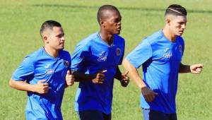 El jugador del Motagua, Omar Elvir, se entrena junto a sus compañeros, Feliz Crisanto (centro) y Héctor Castellanos (derecha). Foto Ronal Aceituno