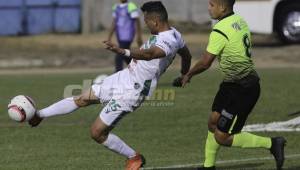 David Mendoza disputa la pelota contra Aldo Oviedo del Real de Minas. Fotos David Romero