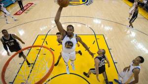 Kevin Durant junto a Curry lideraron la orquesta ofensiva de los Warriors en el primer juego de la serie sobre los San Antonio Spurs.