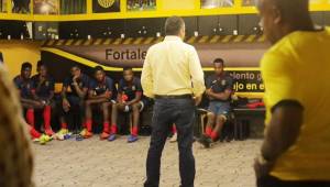 Los jóvenes jugadores del Real España escuchan atentamente al presidente Elías Burbara quien les habló del nuevo proyecto de Medford. Fotos cortesía RE