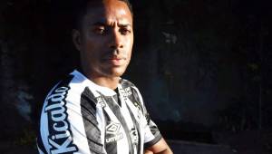 Robinho regresó al Santos de Brasil pero el club comienza a meterse a problemas por él.