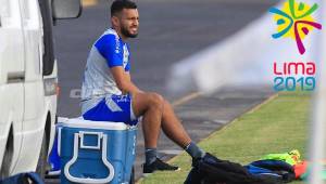 El volante Jorge Álvarez permanece sentado mientras sus compañeros se ejercitan. Sufre una lesión en la rodilla que lo mantiene incapacitado. Foto Ronal Aceituno