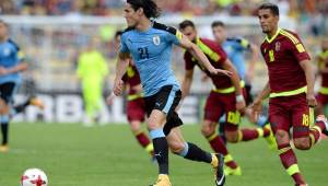 Cavani fue bien controlado por la defensa venezoalana.