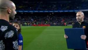 Andrés Iniesta, capitán del Barcelona, le entregó una camisa a Mascherano. ¡Para el recuerdo!