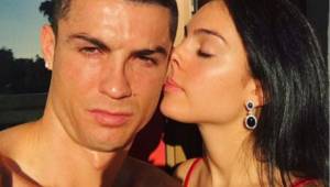 El futbolista portugués compartió una fotografía junto a su pareja en un jet privado y generó mucho revuelo entre sus seguidores.