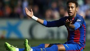Neymar es acusado por ser uno de los futbolistas que finge más faltas.