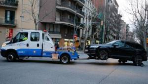 Momento en que la grúa municipal retira el Audi de Coutinho por dejarlo mal estacionado mientras junto asu familia y amigos conocían la Sagrada Familia.