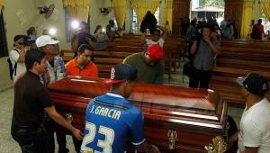 Los restos de Juan Carlos García son velados en el Iglesia Evangélica Centroamericana de Tela. El sepelio es este miércoles. Foto Neptalí Romero.