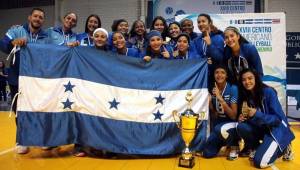 Las chicas de la selección Sub-20 de Voleibol de Honduras posan con el trofeo del primer lugar del XVIII Centroamericano. Foto FNVH