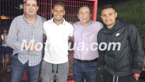 Los exjugadores del Olimpia y ahora del Alajuelense, Alex López y Roger Rojas, con los presidentes del Motagua, Pedro Atala y Juan Carlos Suazo. Foto cortesía