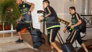 Andrés Guardado y el resto de jugadores de México ingresando al hotel en San Pedro Sula. Fotos Delmer Martínez