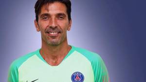 El veterano arquero de 40 años ha sido oficializado como nuevo jugador del PSG.