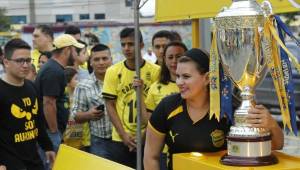 Los hinchas del Real España no han dejado pasar la oportunidad hasta de besar la copa número 12.