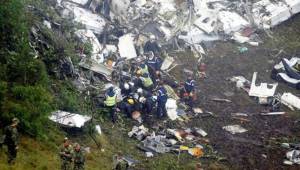 Los restos del avión LaMia que se estrelló a las cercanías de Medellín.